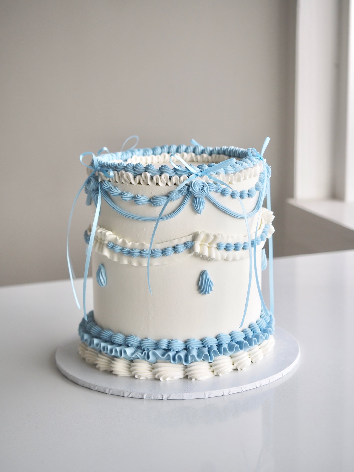 Dainty Vintage Cake