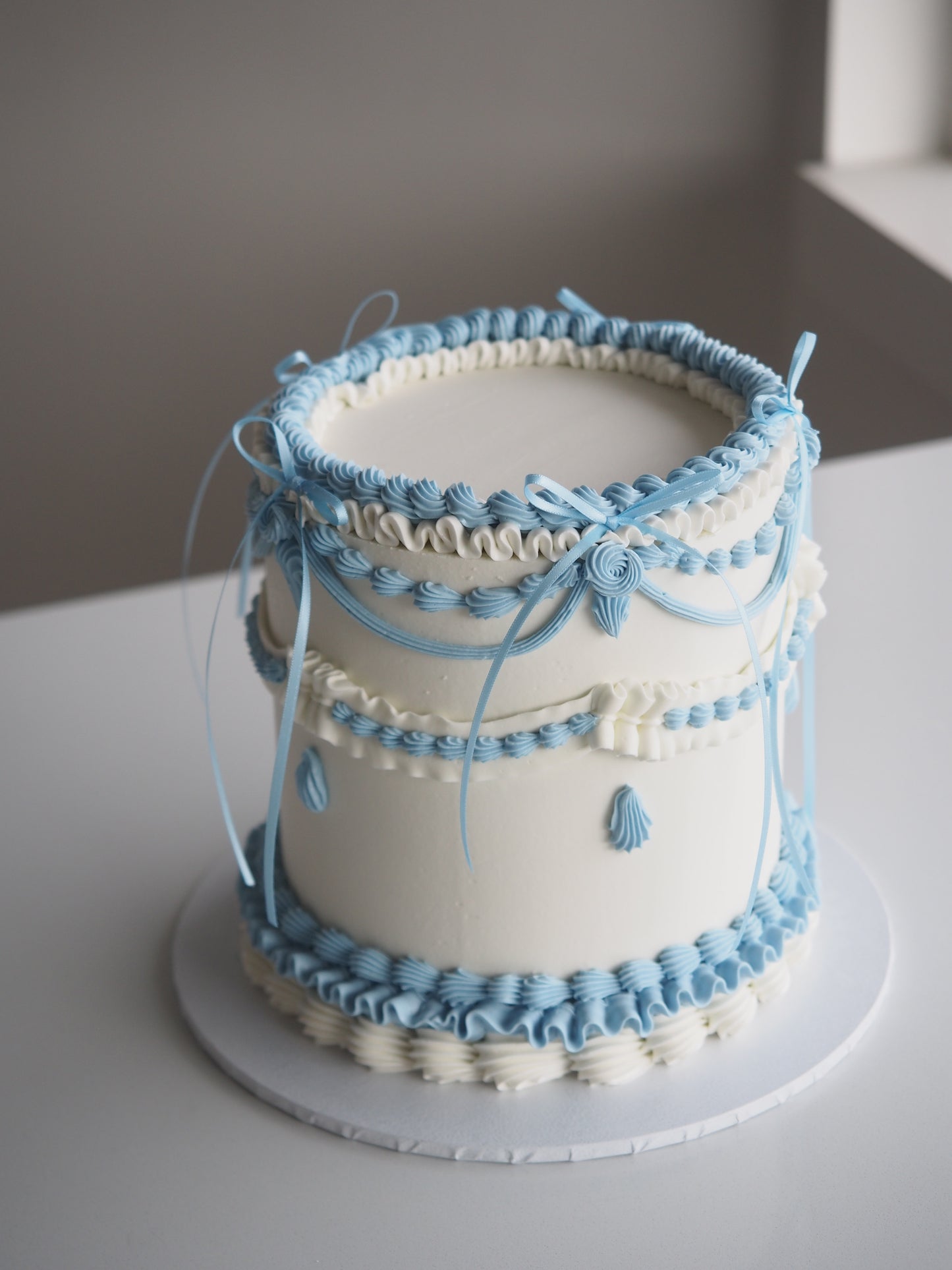 Dainty Vintage Cake